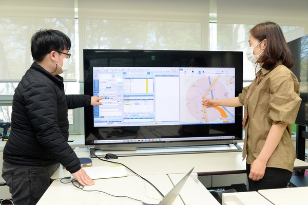박현호 ETRI 연구원(왼쪽)과 권은정 ETRI 연구원(오른쪽)이 지능형 119 신고 접수시스템을 점검하고 있다. (사진=ETRI)