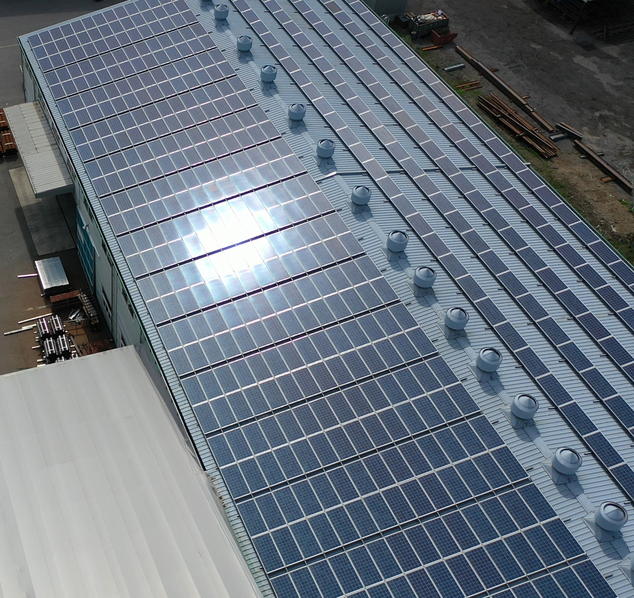 산업단지 공장 지붕에 설치된 태양광 전경. (사진=파루 제공).