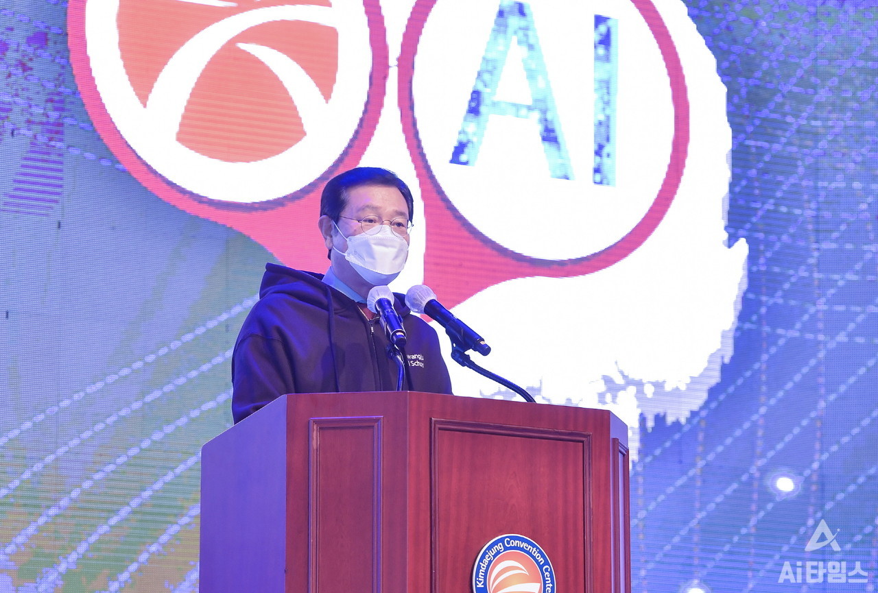 이용섭 광주광역시장이 지난해 11월 27일 오후 서구 김대중컨벤션센터 다목적홀에서 열린 제1기 광주 인공지능사관학교 성과보고회 및 수료식에 참석해 축사를 하고 있다. (사진=광주시 제공).