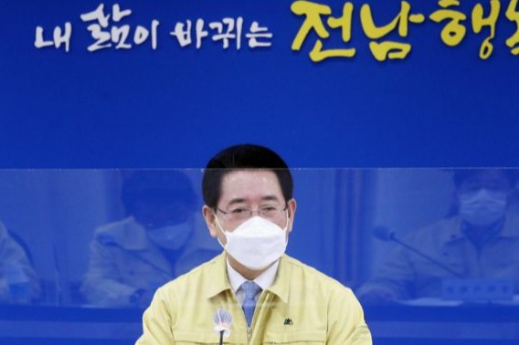 전남도는 한국판 디지털 뉴딜의 핵심과제인 디지털 혁신 인재 양성을 위한 ‘ICT이노베이션스퀘어 조성 사업’ 추진에 적극 나서고 있다. 김영록 지사는 지난해 전남도가 '청정 전남 블루 이코노미 100대 과제 로드맵' 수립 보고회에 참석해 100대 추진과제를 선정, 블루이코노미 75조 투입 17만개 일자리 창출하겠다고 계획을 발표했다. (사진=전남도 제공).