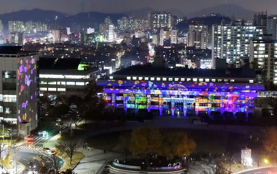 지난 2019년 인천광역시청 외벽에 미디어파사드 공연이 펼쳐지고 있다. (사진=인천시 제공).