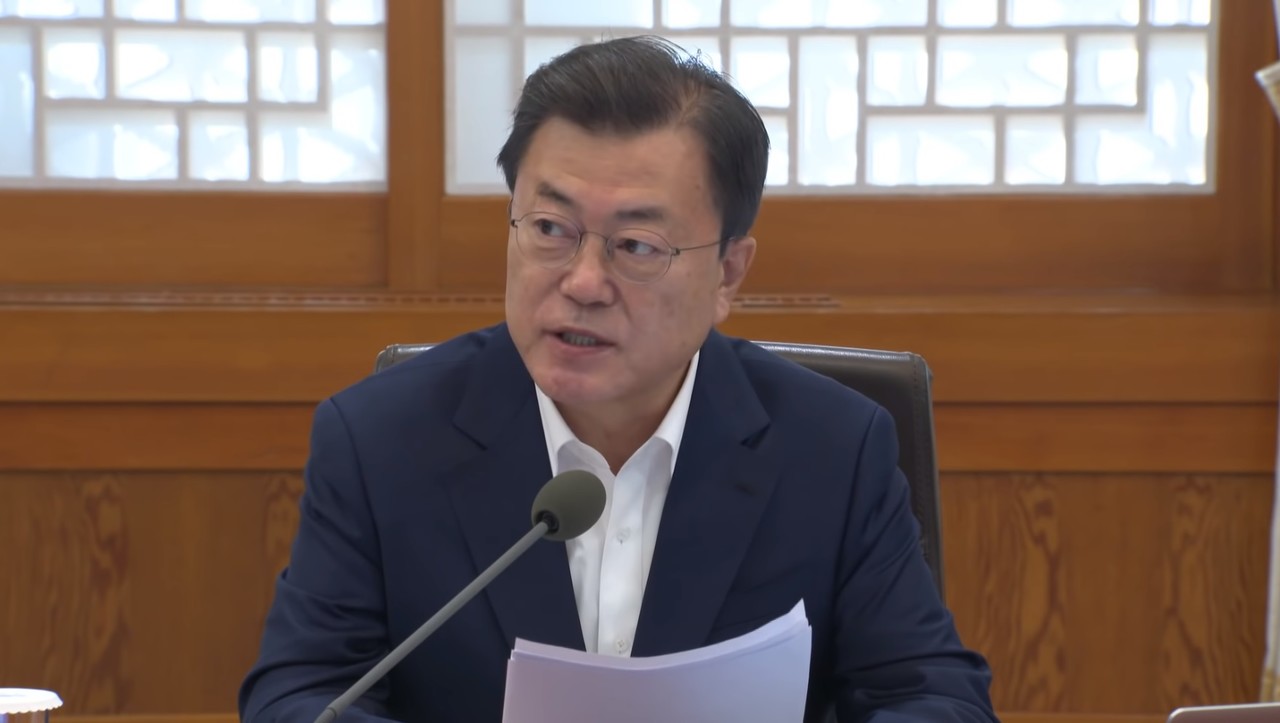 문재인 대통령이 15일 확대경제장관회의에서 "종합 반도체 강국 도약을 강력히 지원하겠다"고 말했다. (사진=청와대 유튜브 캡쳐)