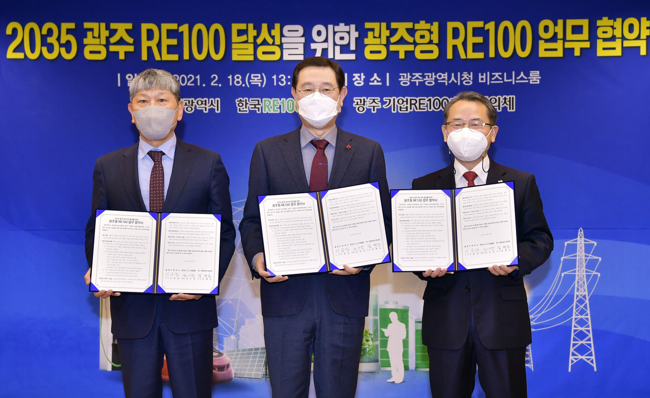 이용섭 광주광역시장이 지난해 2월 18일 오후 시청 비즈니스룸에서 광주광역시-한국RE100위원회-광주기업RE100추진협의체 간 상호협력을 위한 '광주형 RE100 업무협약'을 체결하고 있다. 왼쪽부터 진우삼 한국 RE100위원회 위원장, 이용섭 광주광역시장, 김형순 해양에너지 대표이사. (사진=광주시 제공).
