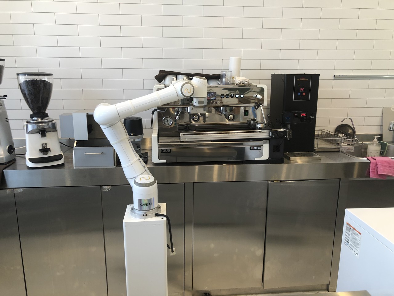 인천 A카페에 있는 바리스타 로봇은 사람과 협업해 커피 음료를 만든다. (사진=김동원 기자)