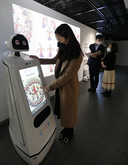 지난 2월 서울 서초구 국립국악원 내 국악박물관에서 관계자가 인공지능(AI)을 기반으로 한 전시 안내 로봇 '큐아이'를 선보이고 있다. (사진=뉴스1 제공).