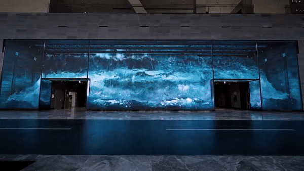 디스트릭트가 서울 강서구 마곡 소재 넥센타이어의 R&D 센터 'Nexen UniverCity' 1층 로비공간에 LED 디스플레이를 활용해 구축한 미디어 월 'The Infinity Wall'. (영상=d'strict 유튜브).