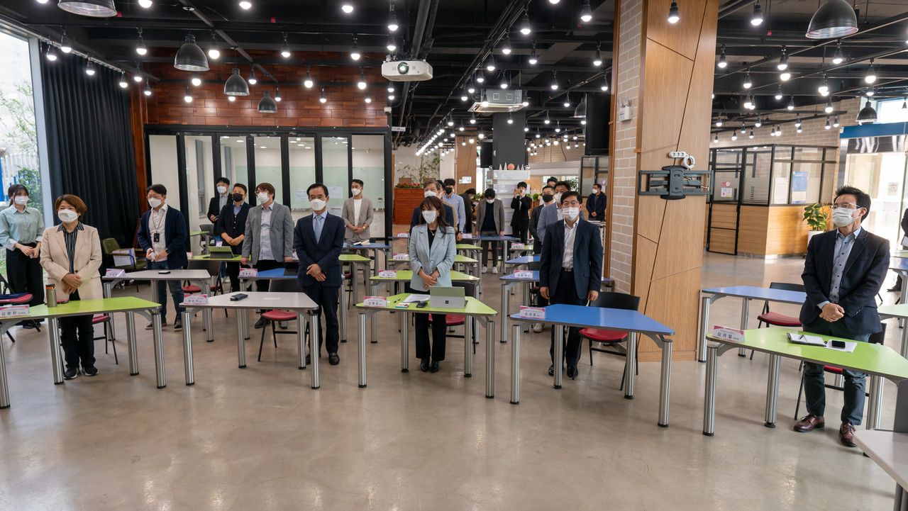 23일 광주 아이플렉스에서 열린 ‘제1회 네트워킹데이’ 2부 네트워크 시간에는 ㈜엑센트리벤처스 김귀철 본부장, 광주광역시 인공지능산업국 손경종 국장, 광주시의회 김광란 그린뉴딜특별위원장, 전 광주광역시 강신기 기획조정실장, 광주그린카진흥원 최전 본부장, 광주 테크노파크 박성헌 성장지원부장, 서일권 호남권 엔젤투자허브 센터장과 광주인공지능청년협회소속 16개 협회사 (㈜파디엠, ㈜디투리소스, 이너프이레이브, 프로이스, ㈜에이버츄얼, 다공솔루션, 써니팩토리, 뜨리디, 글로벌창업협동조합, 놀디스튜디오, 미나페이, 이어드림, 열정 에이앤소프트, 지니소프트, 상단스튜디오) 대표들이 광주인공지능 산업 발전과 스타트업 지원에 관해 자유롭게 이야기를 나눴다.  (사진=광주 AI청년협회 제공).