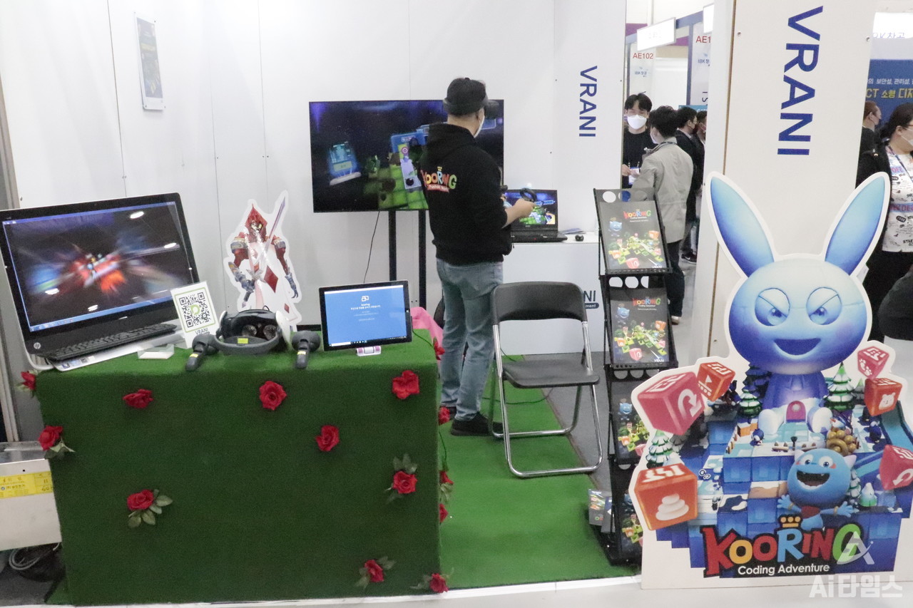 브래니 관계자가 VR 코딩 어드벤처를 직접 시연해보고 있다. (사진=김동원 기자)