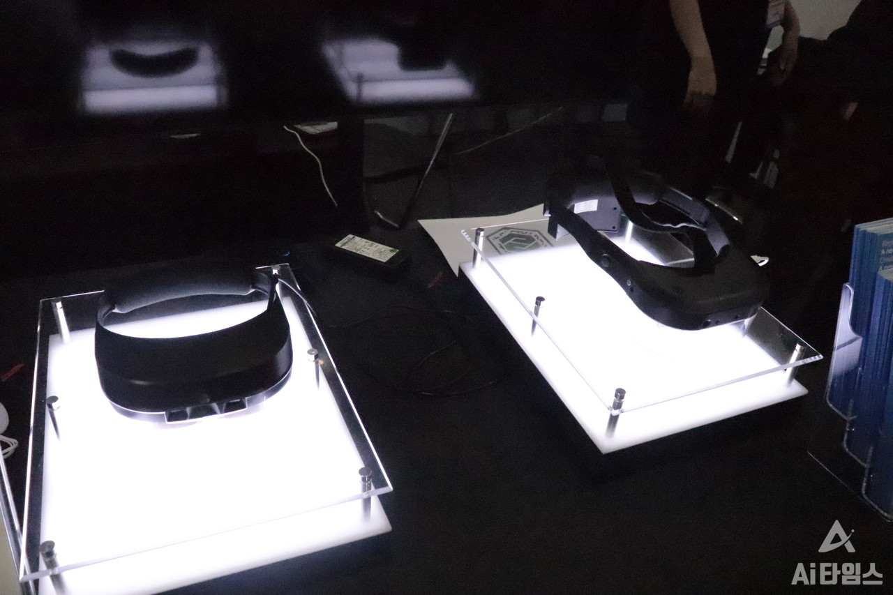 피앤씨솔루션이 가벼운 무게와 4시간 이상의 배터리 성능을 자랑하는 AR글래스를 전시했다. (사진=김동원 기자)