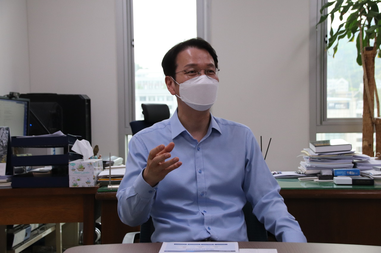 연세대학교 인공지능대학원 조성배 교수는 코로나 19 방역을 위해 마스크를 쓰고 인터뷰에 임하고 있다. (사진=이하나기자)