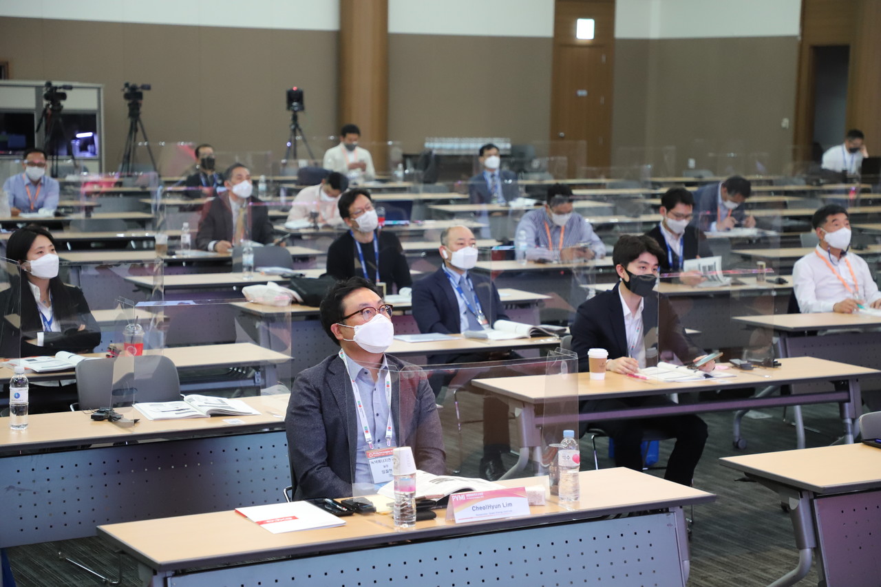 정재학 교수의 주제발표를 듣고 있는 참관객들 모습. 