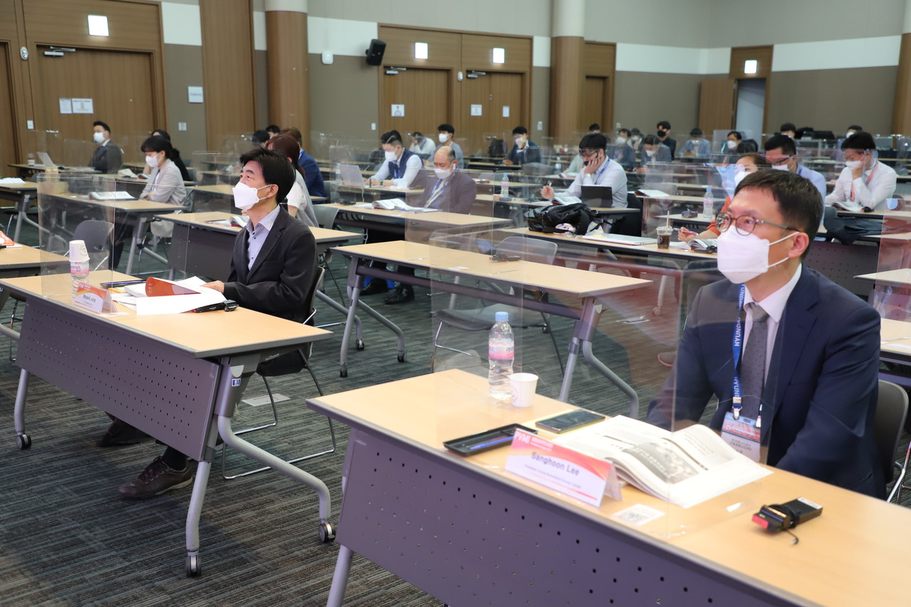 PVMI 컨퍼런스 첫째 날 강연을 듣고 있는 연사들의 모습.  