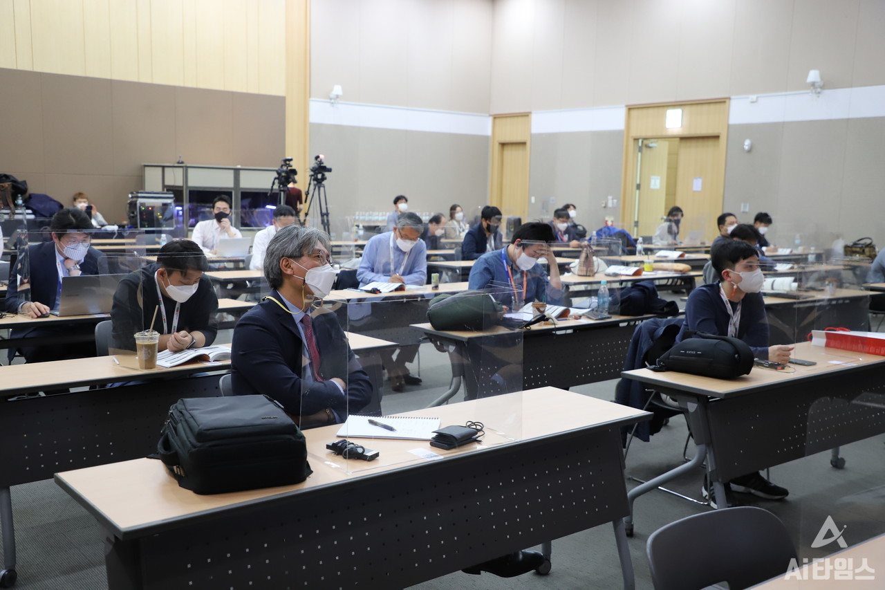 ‘2021 태양광 마켓 인사이트(PVMI)’의 수상 태양광 세션 참석자들이 싱가포르 태양에너지연구소(SERIS)의 셀린 페이튼(Celine Paton) 금융 전문가의 기조연설을 듣고 있다.