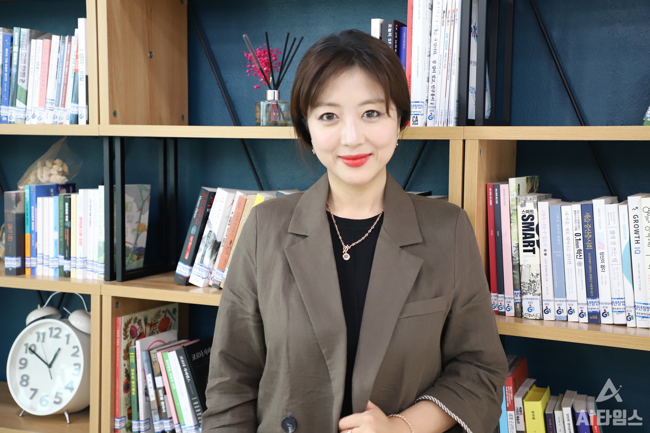 강혜림 협회장은 “AI를 중심으로 기업과 광주 그리고 시민을 잇는 가교 역할을 협회가 맡아 시너지 효과를 내고 싶다”며  "AI 청년 협회도 더 많은 소통과 교류로 청년 기업의 성장과 광주시민의 AI 만족도를 높일 수 있도록 노력하겠다”