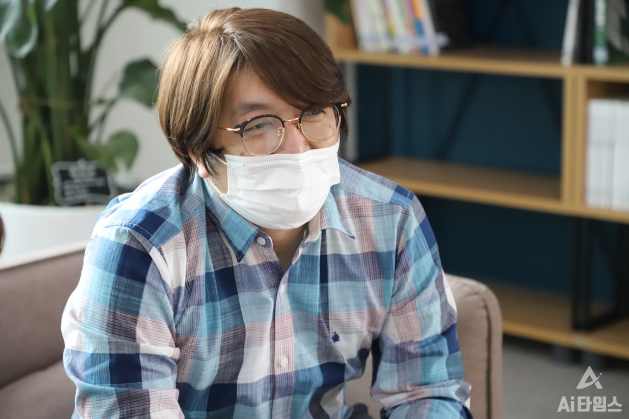 강철원 광주 AI청년협회 초대설립위원장(㈜이너프 이레이브 대표·아이플렉스 Coin Club 회장)는 “광주의 유망한 AI 청년 기업들과 외부 유치기업이 경쟁대상이 아닌 협력의 관계를 만들어 지역기반의 청년 기업들이 더욱 성장하고 발전할 수 있도록 해야한다”고 강조했다. (사진=구아현 기자).