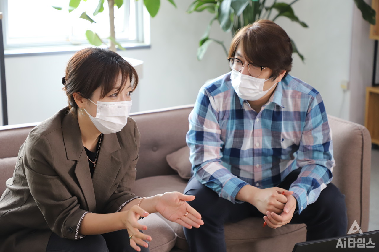 강혜림(왼쪽) 광주 AI 협회장과 강철원 광주 AI청년협회 초대설립위원장이 AI 스타트업기업이 겪는 인력 문제에 대해 이야기 하고 있다. (사진=구아현 기자).