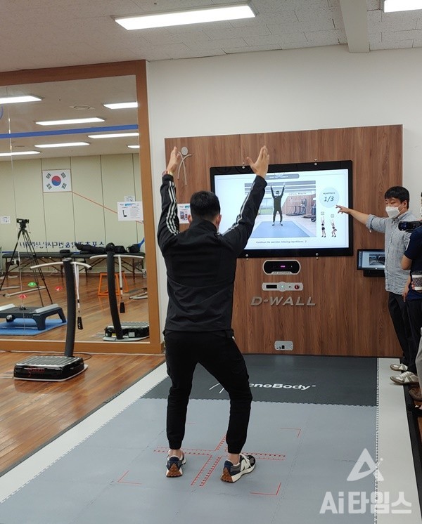 스포츠과학 컨디셔닝센터에서 인공지능(AI)과 가상현실(VR) 등을 활용한 스마트 훈련장비 시연이 이뤄지고 있다. (사진=광주광역시체육회 제공).