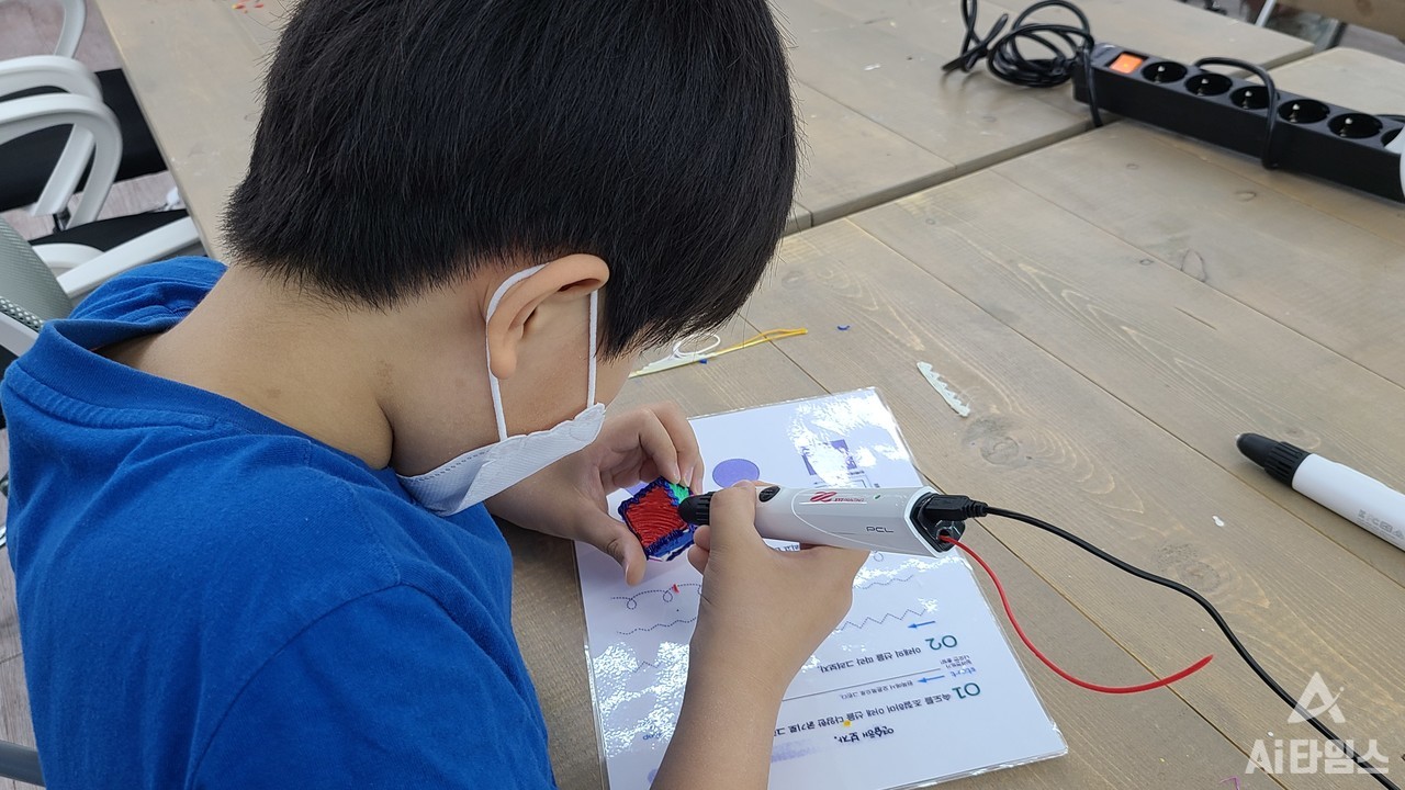 초등학교 5학년에 재학 중인 이 어린이는 자칭 '3D 실력자'였다. 참가자 중 가장 빠르게 3D펜 사용법을 익혀 연습 때에도 차분하게 다양한 색을 활용하는 모습이었다. (사진=박혜섭 기자). 