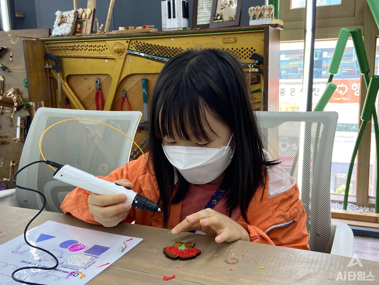 한 아이가 '한 땀, 한 땀' 3D펜으로 자신만의 카네이션 브로치를 만들고 있다. (사진=박혜섭 기자). 