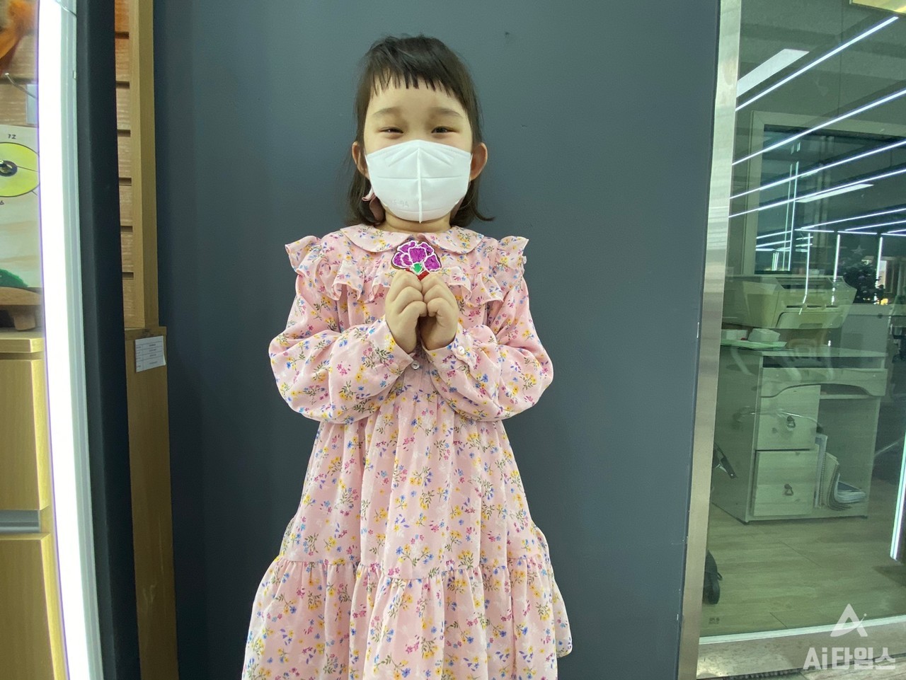 참가한 어린이 중 최연소(만 6세)인 이 아이는 처음에는 뜻대로 만들어지지 않아 답답해했다. 그러나 이내 3D펜과 친구가 되어 '보랏빛 카네이션'을 완성했다. 뿌듯해하며 카메라를 보고 웃어주었다. (사진=박혜섭 기자). 