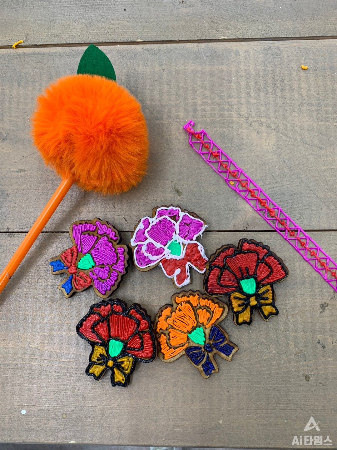 참가자들이 만든 색색깔의 카네이션 브로치를 한데 모은 모습. (사진=박혜섭 기자). 