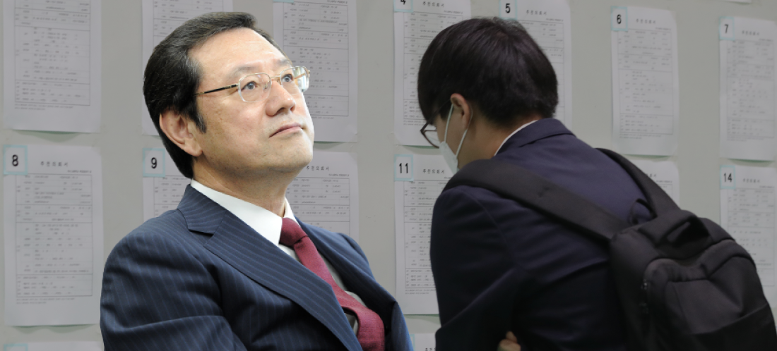 광주 인공지능(AI) 인재의 산실이라고 표방하는 인공지능사관학교가 수료생 155명을 배출했다. 올해 2월 19일 기준 광주 인공지능사관학교 1기 수료생 155명 가운데 24명이 취업에 성공했다. 이 가운데 10명(41.7%)은 광주소재 기업, 14명(58.3%)은 타 지역 기업에 입사한 것으로 파악되면서, 졸업생 다수가 지역을 떠나간 것으로 드러났다. 광주시가 많은 예산과 공을 들여 AI 인재를 양성하고 취업 매칭을 진행하고 있지만 기대만큼 성과를 못내고 있다. 이용섭 광주광역시장이 고심하고 있는 시정 가운데 하나는 인공지능 중심도시 조성 관련 기업 유치와 인력 육성 등일 것이다. 