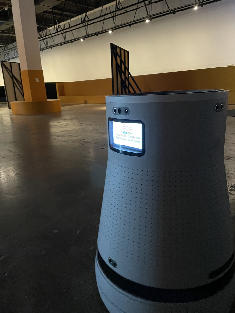 이번 비엔날레에서는 AI 방역 로봇이 전시장 내부 곳곳을 누비며 방역에 힘썼다. 이 방역 로봇은 광주광역시청사 내부에도 설치돼 있다. (사진=제타뱅크 제공).
