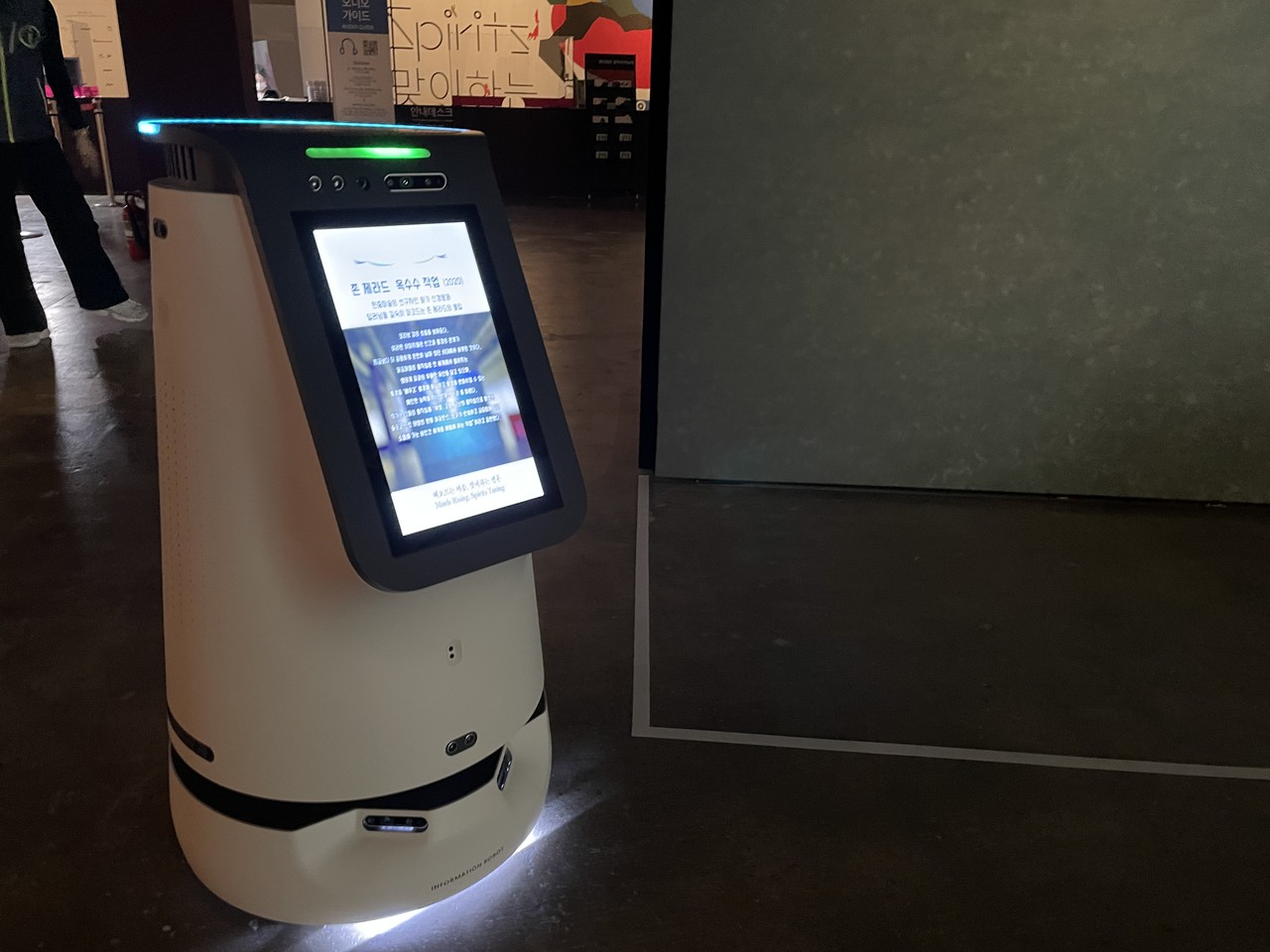 광주비엔날레에서 관람객들에게 질 높은 작품 해설을 제공한 AI 도슨트 로봇. (사진=제타뱅크 제공).