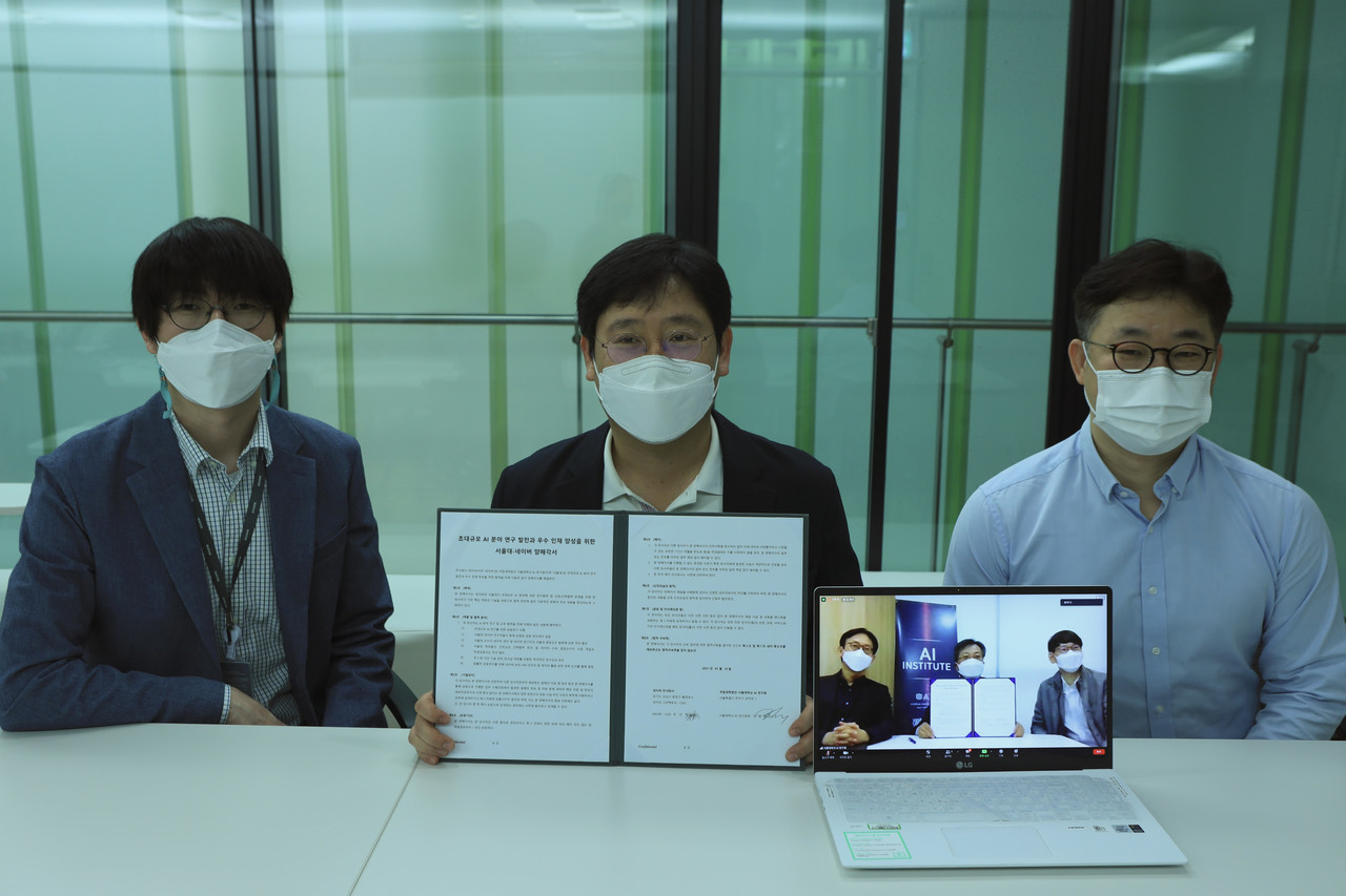 (왼쪽부터)온라인 협약식에 참석한 하정우 AI LAB 소장, 최인혁 네이버 COO, 정석근 클로바 CIC 대표. 모니터 내 서울대 AI 연구원 함종민 산학협력센터장, 장병탁 원장, 전병곤 부원장.(사진=네이버, 서울대)