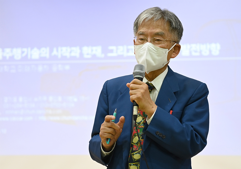 호남대학교가 12일 호남대 IT스퀘어 1층 소강당에서 30년 전 세계 최초로 자율주행자동차 개발 신화를 쓴 한민홍 박사를 특별 초청해 호남대 학생과의 뜻깊은 만남을 마련했다. 이날 한민홍 박사는 ‘자율주행기술의 시작과 현재 그리고 앞으로의 발전 방향’을 주제로 강연을 펼쳤다. (사진=호남대학교 제공).