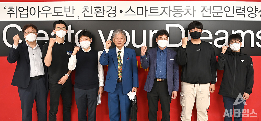 자율주행자동차의 세계적 선구자인 한민홍 박사가 호남대학교를 찾아 미래자동차산업의 주역이 될 미래자동차공학부 학부생·대학원생들과 자율주행기술과 관련한 다양한 정보 교류와 열띤 토론의 장을 펼쳤다. (사진=호남대학교 제공).