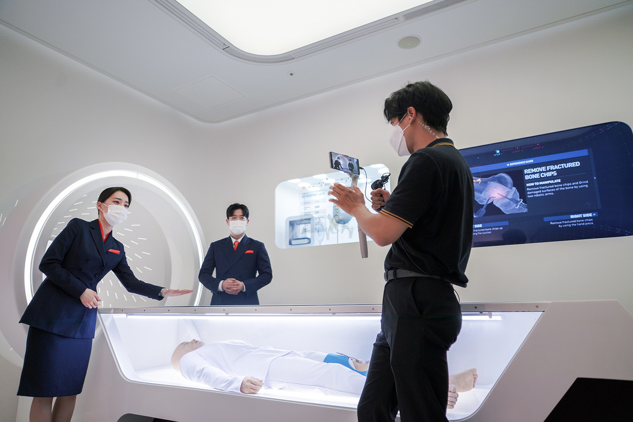 기자간담회를 통해 우주셔틀 내 의무실에서 조난자에 대해 설명하는 모습 (사진=SKT)