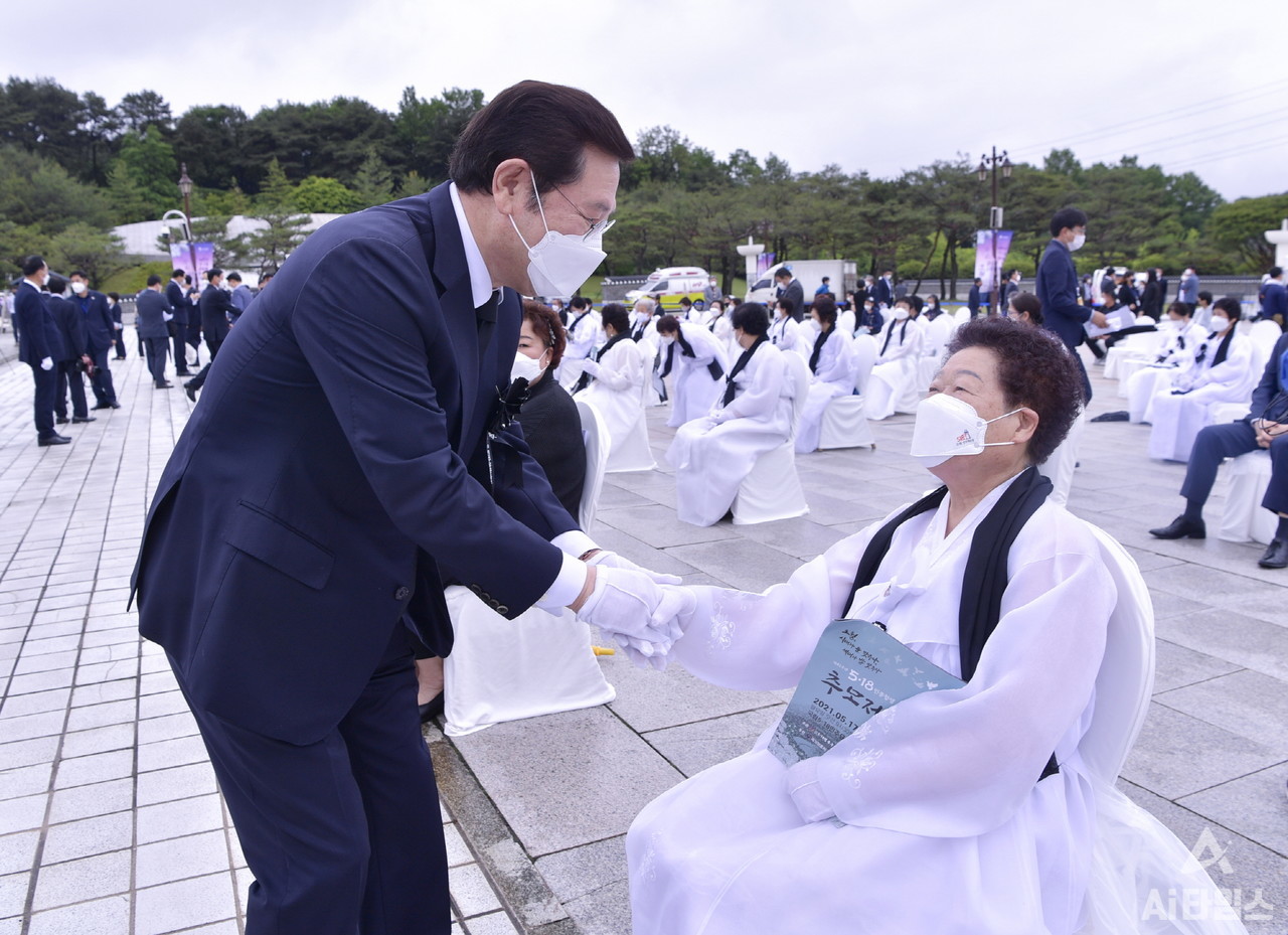 이용섭 광주광역시장이 17일 오전 북구 운정동 국립5·18민주묘지에서 열린 '제41주년 5·18민주화운동 추모제'에 참석해 안성례 전 오월어머니집 관장을 위로하고 있다. (사진=광주광역시 제공).