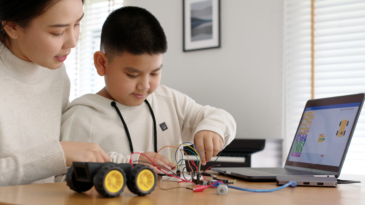 초등학생때부터 시작하는 코딩교육이 전국적으로 열풍이다. (사진=셔터스톡).