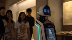 국립중앙박물관 대한제국실에서 전시 안내를 하는 큐아이. 기사의 이해를 돕기 위한 자료 사진. (영상=국립중앙박물관 유튜브).