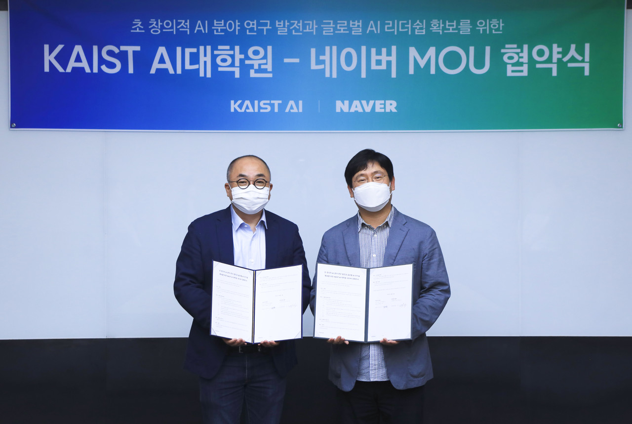 KAIST 정송 원장(왼쪽)과 네이버 최인혁 COO(사진=네이버)