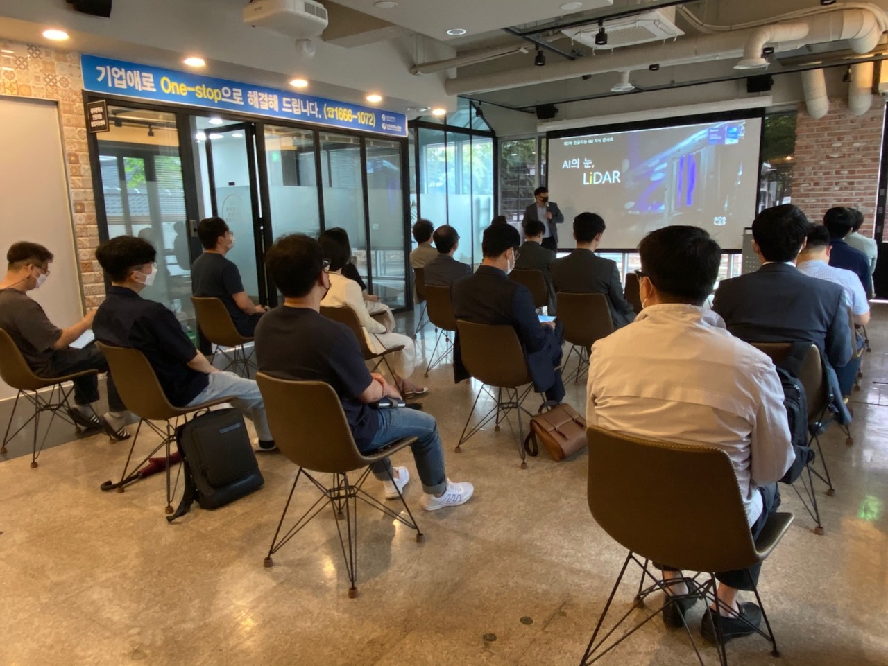 27일 광주광역시 내 AI창업캠프에서 지식콘서트가 열렸다. 정지성 SOSLAB 대표가 자율주행차 센서 라이다에 대해 발표하고 있다. (사진=박혜섭 기자). 