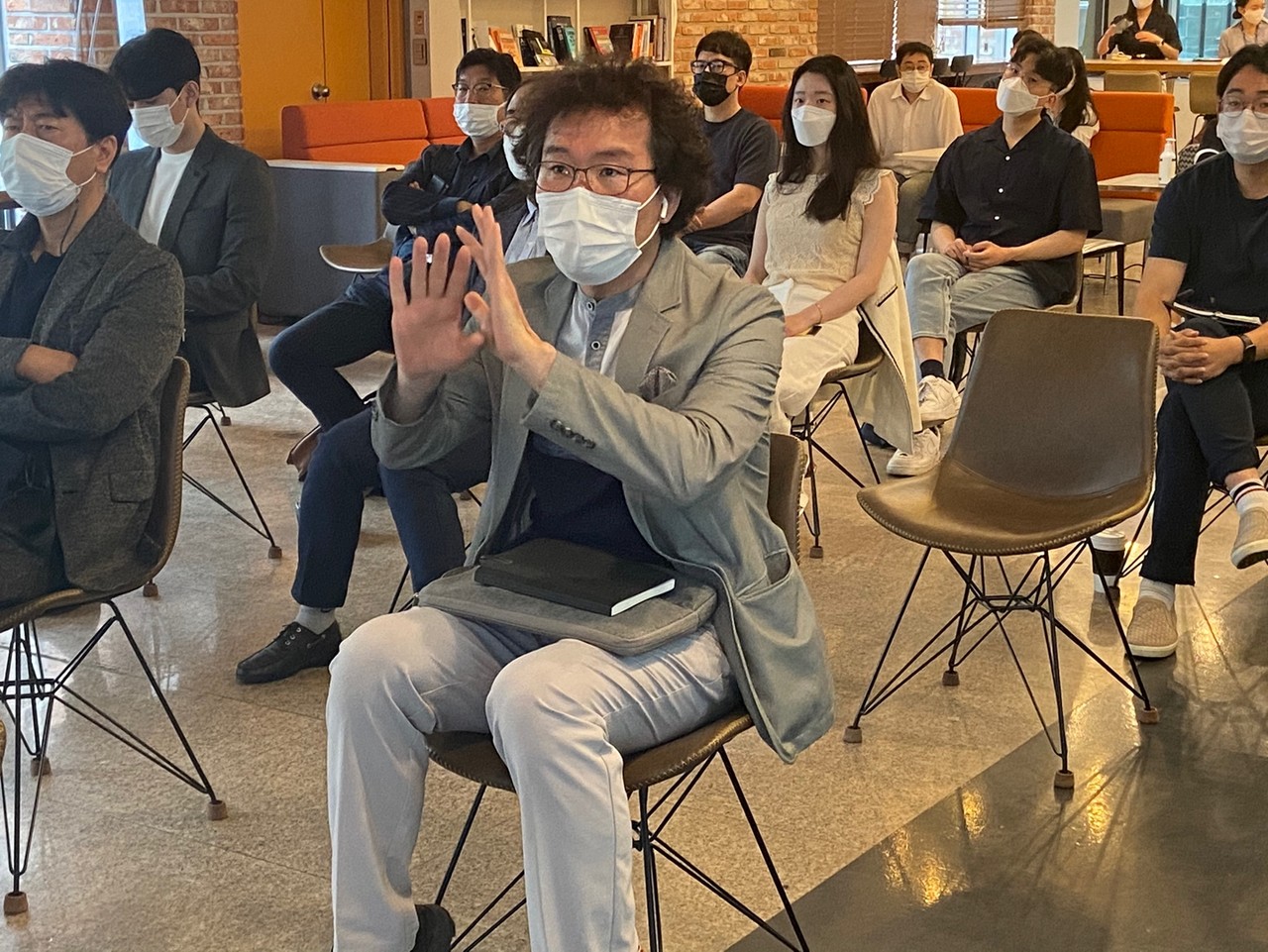 한 참석자가 강연이 끝난 후 정 대표에게 질문을 하고 있다. (사진=박혜섭 기자).