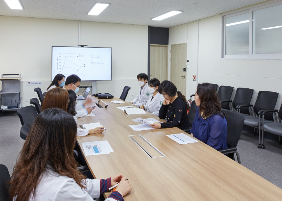 전남대학교병원은 전국 국립대병원 가운데 유일하게 개방형실험실 사업을 추진해오고 있다. 개방형실험실 사업 관련 회의 모습. (사진=전남대학교병원 개방형실험실 제공).