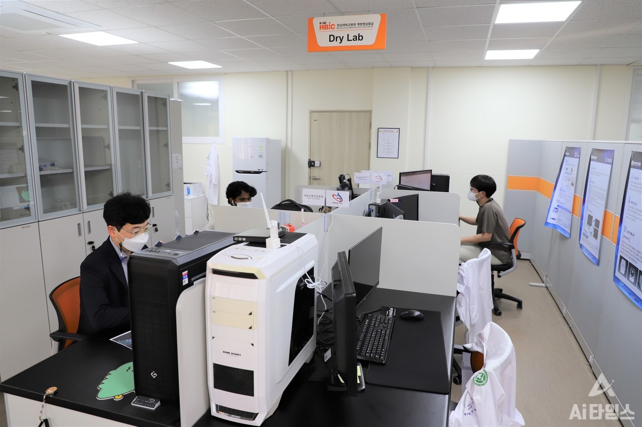 전남대학교병원 개방형실험실의 드라이랩(Dry Lab). 개방형실험실에는 기업들을 위한 네트워크 공간을 비롯해 개방형실험실과 세포배양실 등 연구시설이 마련돼 있다. 개방형실험실에 구축된 45종 64대의 장비는 기업의 신제품 개발과 사업화에 유용하게 사용될 것으로 보인다.