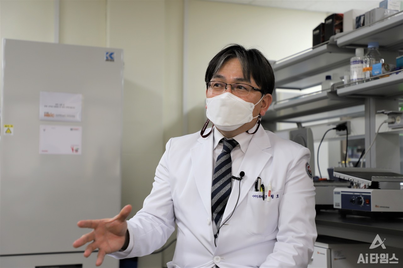 조형호 사업부단장이 전남대병원 개방형실험실을 통해 병원과 기업 간의 협업이 이뤄지는 방식에 대해 설명하고 있다.