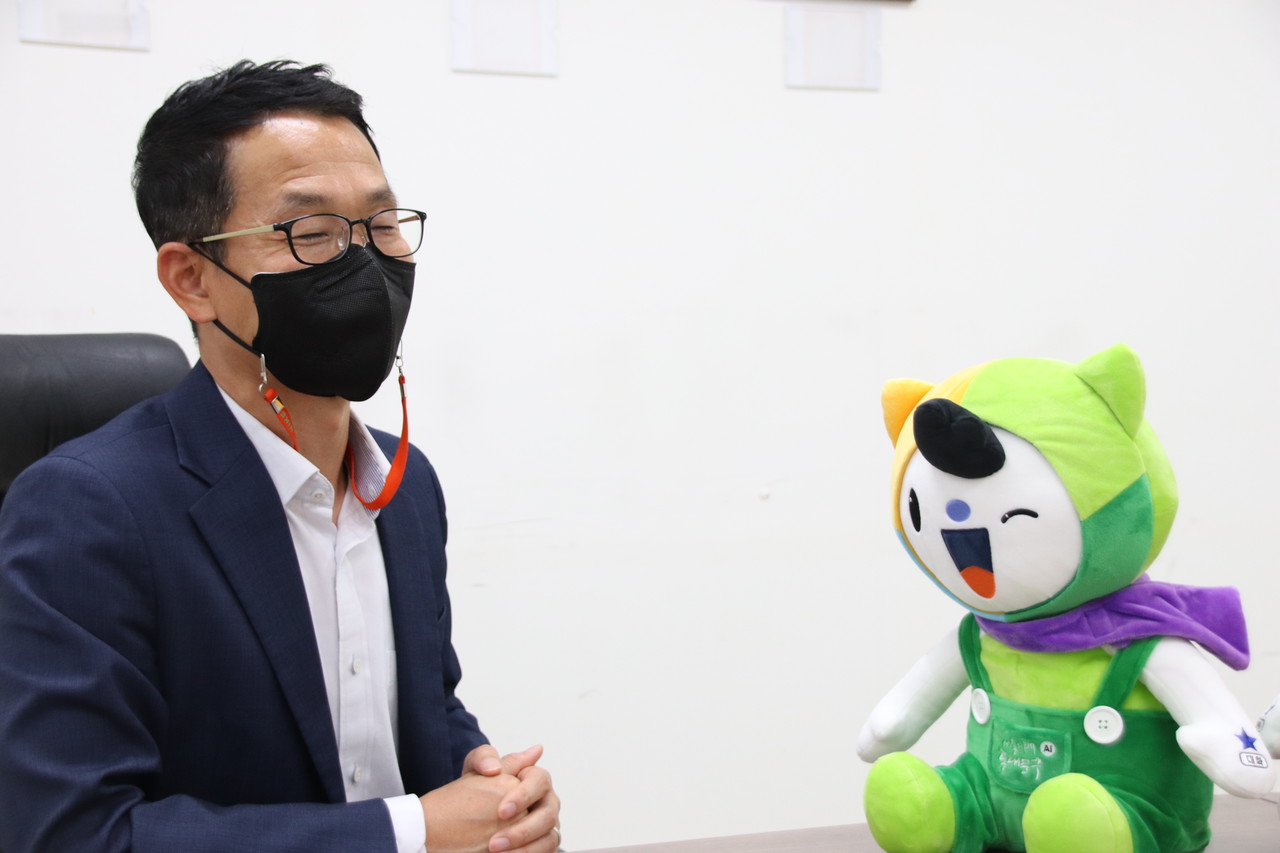 김 대표가 인터뷰하는 모습. 오른쪽 동대문구 캐릭터로 만든 AI 돌봄 로봇 '꿈동이' (사진=임채린기자)