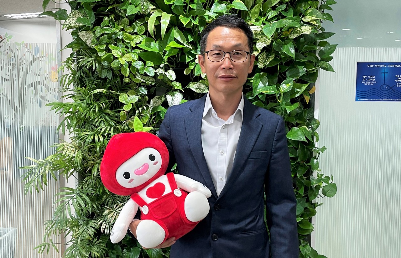 미스터마인드 김동원 대표가 의성군에 배포한 AI 돌봄 로봇 '자두'를 들고 있다. (사진=임채린기자)
