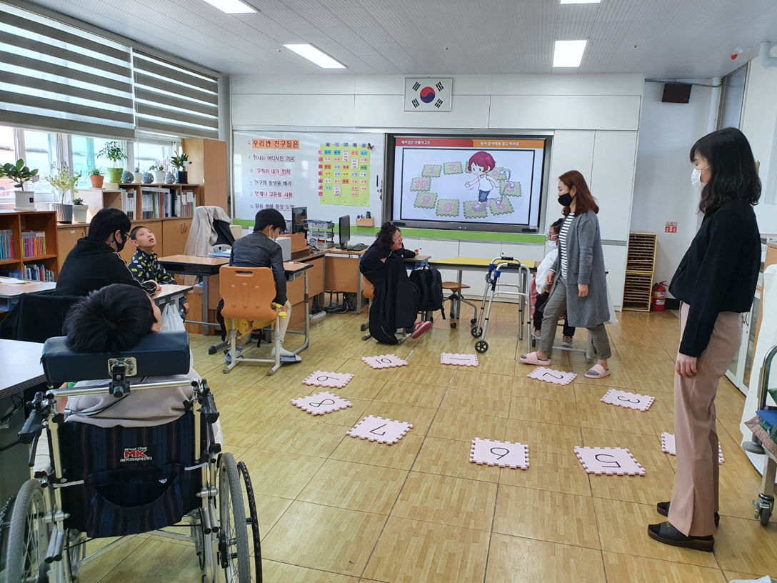 전남정보문화산업진흥원은 지난 5월부터 영암소림학교 학생들을 대상으로 희망이음 SW·AI 코딩 교실을 운영하고 있다. (사진=전남정보문화산업진흥원 제공).