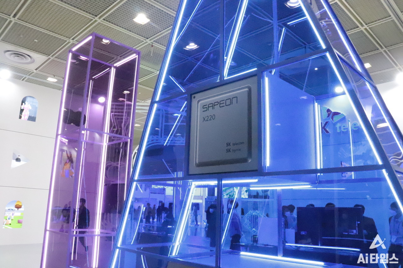 SKT가 개발한 AI 반도체 사피온은  AI 서비스 구현에 필요한 대규모 연산을 초고속·저전력으로 할 수 있게 돕는다. (사진=김동원 기자)
