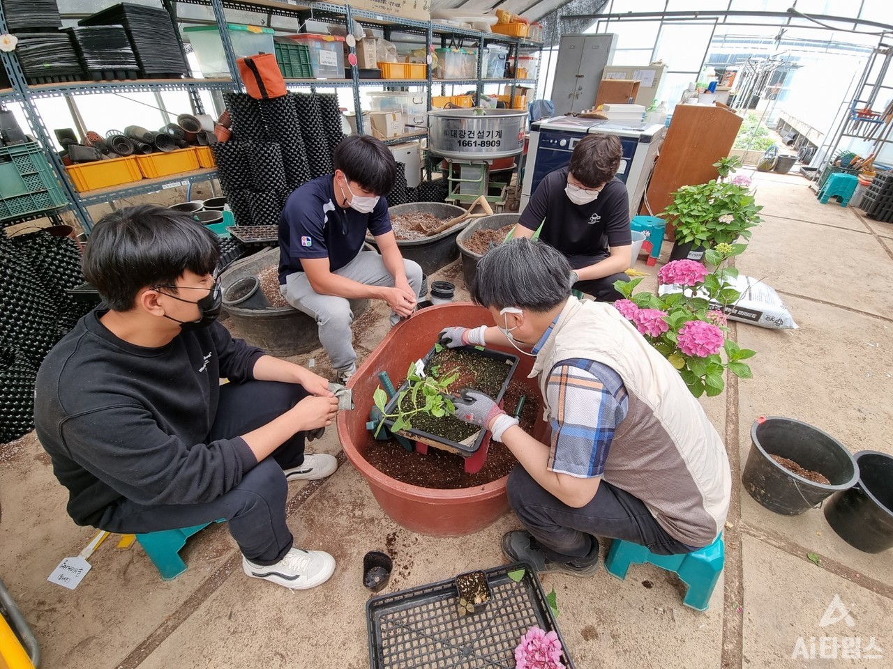 전남대 인큐베이션 팜에서 실습하고 있는 학생들 모습. (사진=