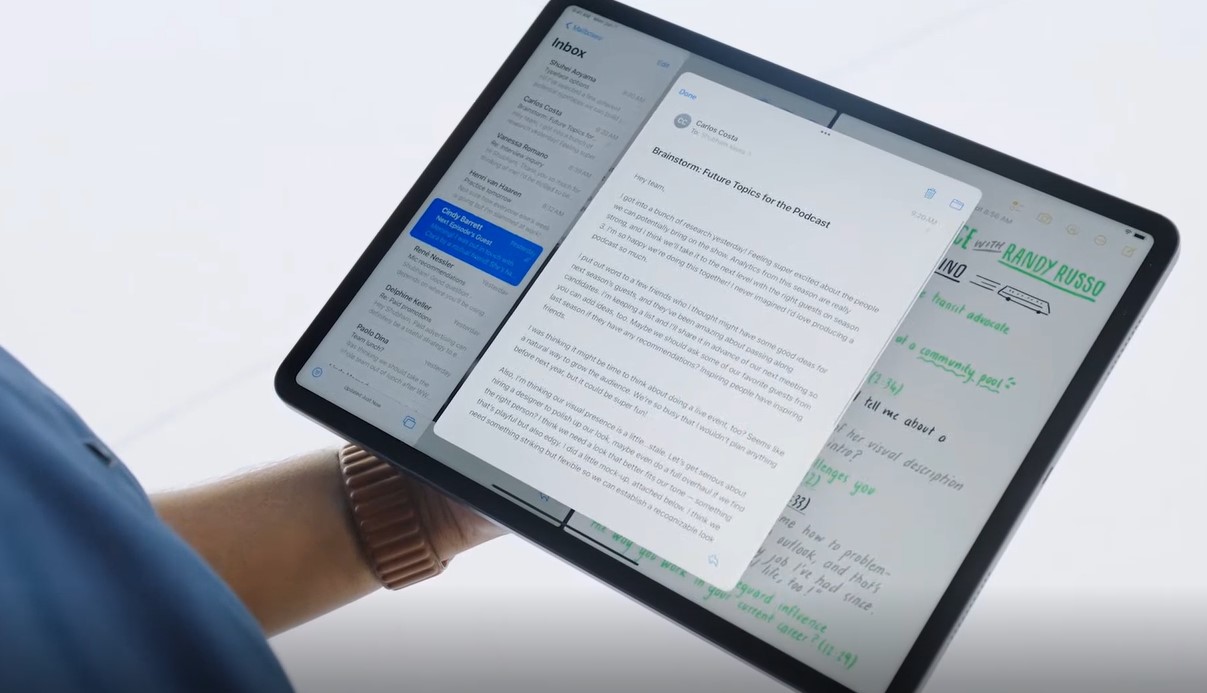 iPadOS는 멀티태스킹을 중점적으로 업그레이드 됐다. 화면을 반으로 나눠 한쪽은 노트필기를, 다른 한쪽은 메일을 미리보기로 열람할 수 있다. (캡처=박혜섭 기자). 