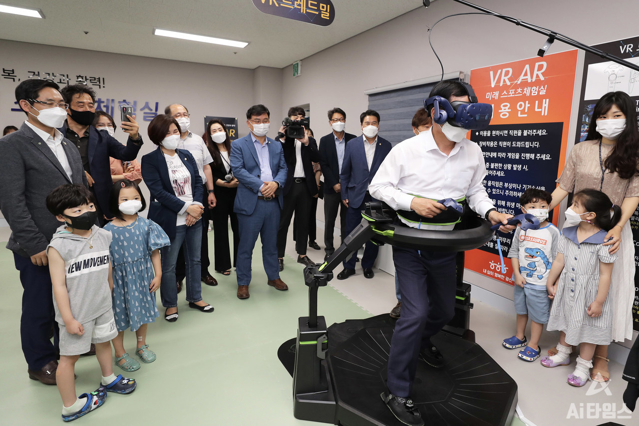 김삼호 광산구청장이 지난 7일 빛고을국민체육센터 VR AR 미래 스포츠체험실에서 VR 트레드밀 시설을 체험하고 있다. (사진=광주 광산구 제공).