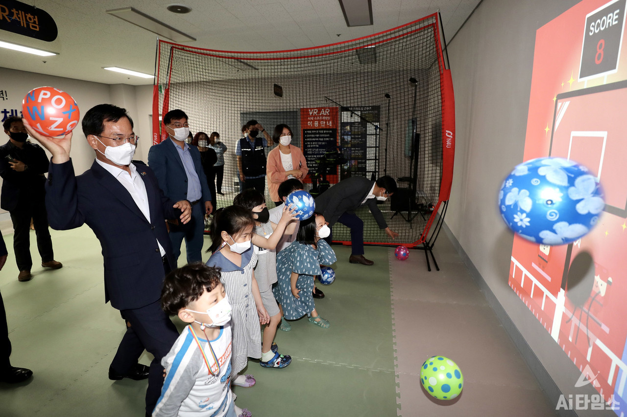 김삼호 광산구청장이 지난 7일 빛고을국민체육센터 VR AR 미래 스포츠체험실에서 아이들과 함께 AR 농구 경기를 체험하고 있다. (사진=광주 광산구 제공).