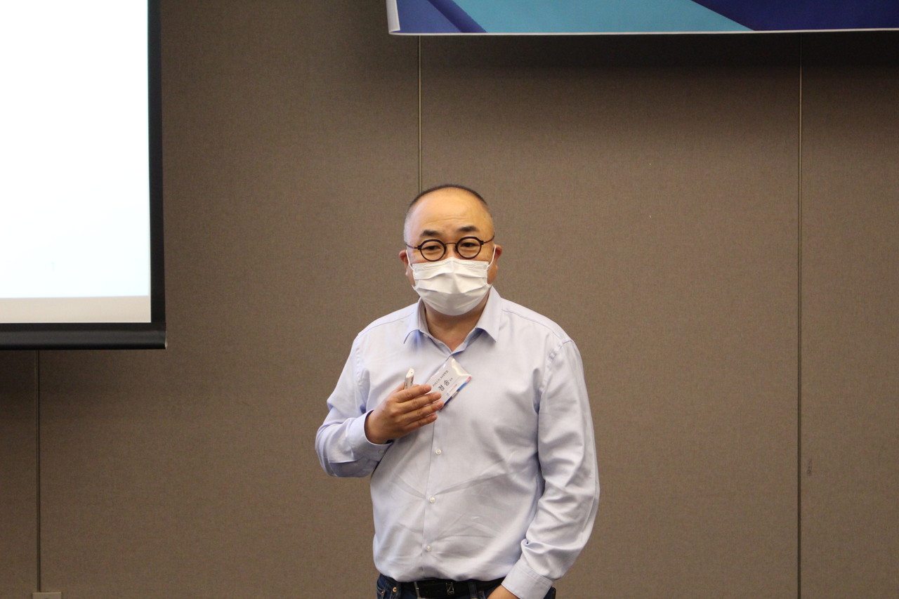 발표 중인 정송 KAIST AI대학원장(사진=지능정보산업협회)